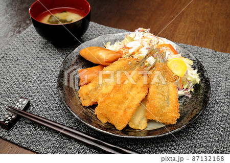魚フライと春巻き2本と味噌汁|おうちごはん 魚フライと春巻き2本と味噌汁|おうちごはん 87132168