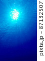 水中から見た太陽 87132507