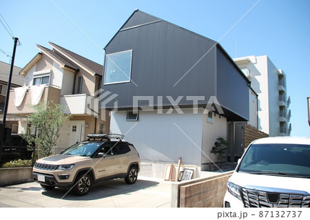 スタイリッシュなメタリックバイカラーの戸建て住宅 87132737