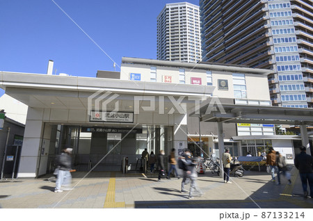 武蔵小山駅 西口前入口と再開発された高層マンション群 東京都品川区 武蔵小山駅 西口前入口と再開発された高層マンション群 東京都品川区 87133214