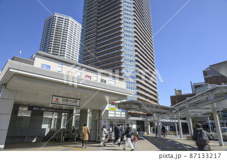 武蔵小山駅 西口前のロータリーと再開発された高層マンション群 東京都品川区 武蔵小山駅 西口前のロータリーと再開発された高層マンション群 東京都品川区 87133217