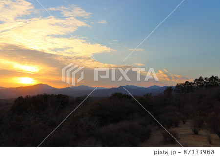 夕焼け空　雲　山地 87133968