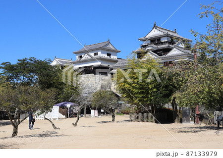 青空の松山城　天守閣　松山市　愛媛県 87133979