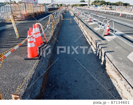 道路側溝の掘削工事 87134601