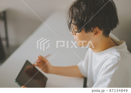 タブレットと学生 87134849