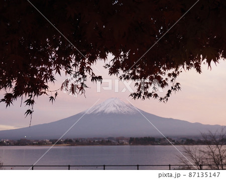 晩秋の富士山の夕焼けと河口湖の写真素材 [87135147] - PIXTA