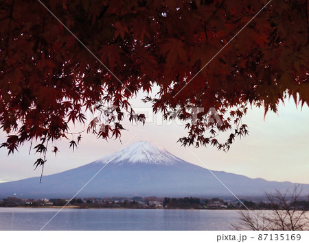 晩秋の富士山の夕焼けと河口湖の写真素材 [87135169] - PIXTA