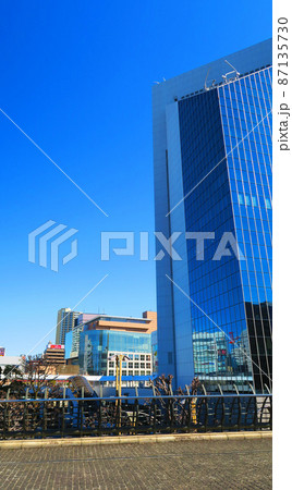 埼玉県川口市のJR東日本の川口駅とその周辺の風景（2022年2月撮影） 87135730