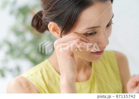 目元のケア　女性　 87135742