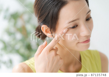 目元のケア　女性　 87135748