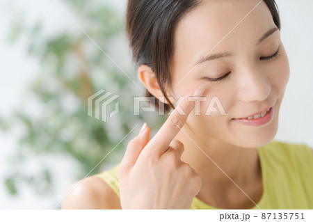 目元のケア 女性 目元のケア 女性 87135751