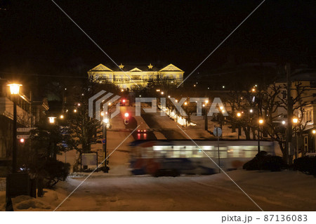 【函館基坂】旧函館区公会堂と基坂と路面電車 87136083