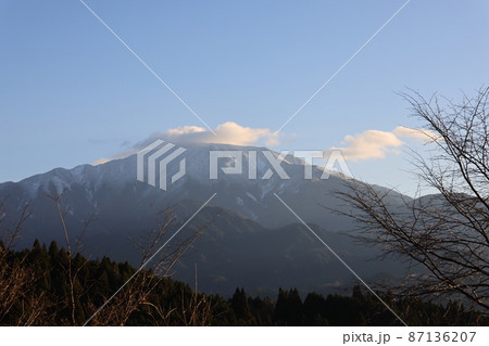 山頂に雪が積もる恵那山 山頂に雪が積もる恵那山 87136207