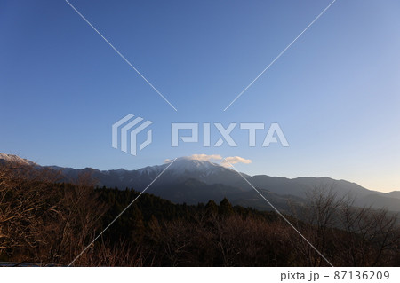 山頂に雪が積もる恵那山 山頂に雪が積もる恵那山 87136209
