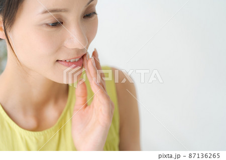 黄色の洋服を着た女性 黄色の洋服を着た女性 87136265