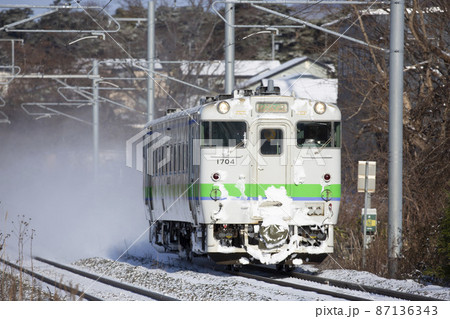 【雪煙を上げる鉄道】JR北海道函館本線　七飯ー大中山にて 87136343