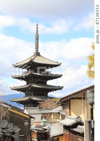 法観寺の「八坂の塔(重要文化財)」 【京都市東山】 法観寺の「八坂の塔(重要文化財)」 【京都市東山】 87136553