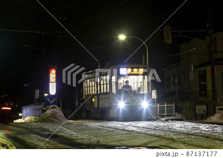 【運転手ぼかし済み】夜の函館市電、青柳町電停 87137177