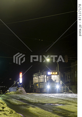 【運転手ぼかし済み】夜の函館市電、青柳町電停 87137178
