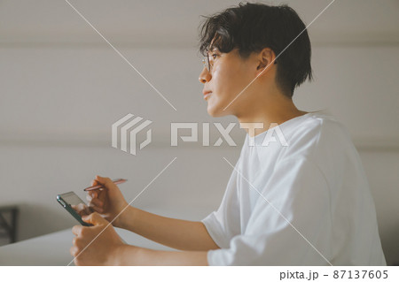 タブレットと学生 87137605