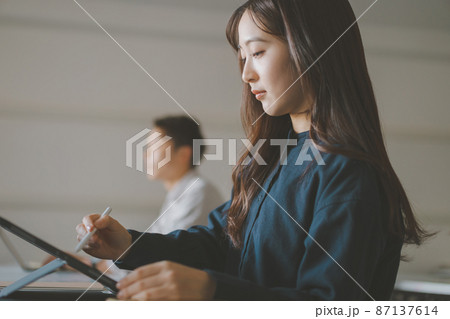タブレットと学生 タブレットと学生 87137614