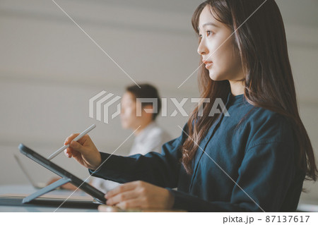 タブレットと学生 87137617