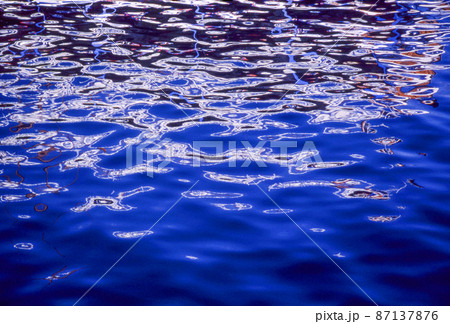 揺れる水面 87137876