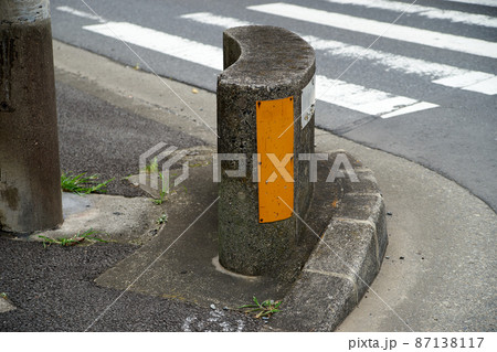 壁・歩行者保護・歩道・交差点・コンクリート 87138117