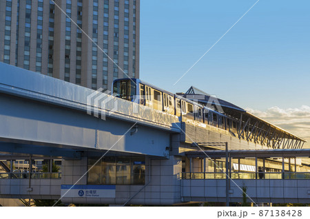 モノレール　 都市風景　 青空　歩道橋   東京テレポート駅 87138428