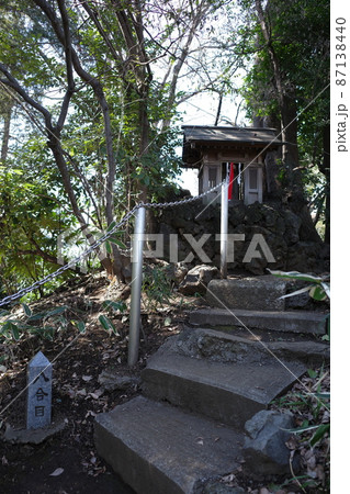 武蔵境にある杵築大社のミニ富士山8合目と祠 87138440
