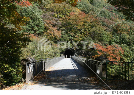 秋の風情を残した陰と陽の橋 秋の風情を残した陰と陽の橋 87140893