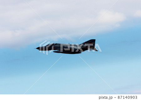 空を飛行するF-4ファントムⅡ 87140903