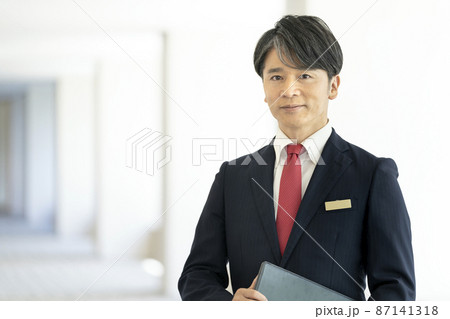 ネームプレートをつけた50代のビジネスマン 　撮影協力「LINK FOREST」 87141318