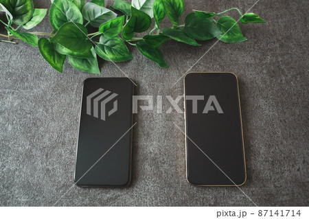 2台のスマートフォン 87141714