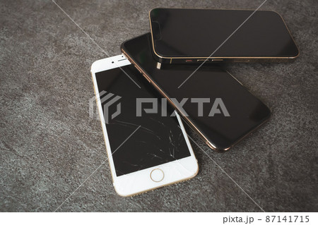 3台のスマートフォン　黒背景 87141715