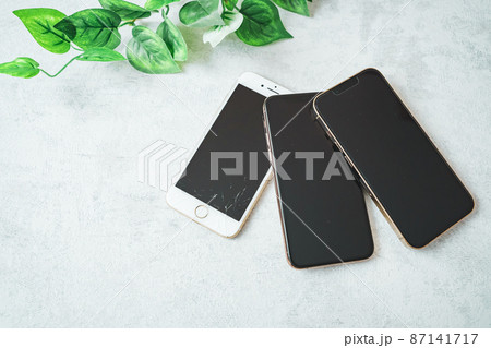 3台の携帯電話 3台の携帯電話 87141717