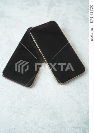2台のスマートフォン　縦 87141720