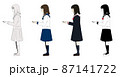 桜の花びらを手にする学生 87141722