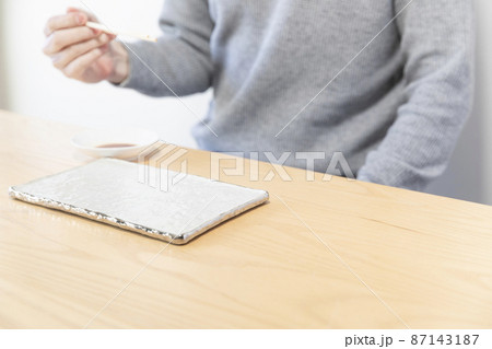 食卓の皿と合成用人物カット 食卓の皿と合成用人物カット 87143187
