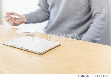 食卓の皿と合成用人物カット 食卓の皿と合成用人物カット 87143188