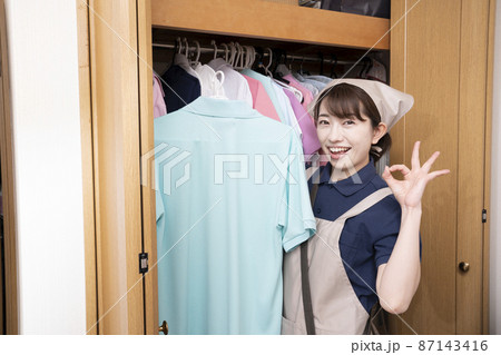 クローゼットを片付ける女性スタッフ 87143416