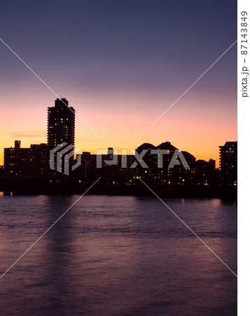 川沿いのマンション街　東京都 87143849