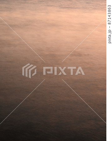 夕暮れの川面 87143863