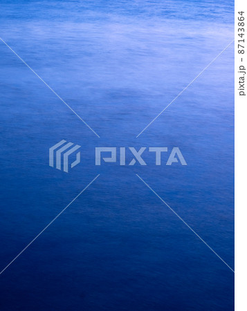 夕暮れの川面 87143864