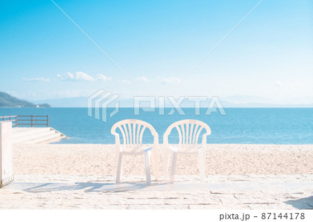 青空と白い2つの椅子 87144178