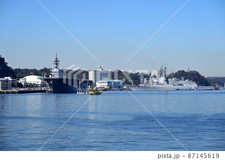 横須賀本港に停泊する護衛艦「いずも」と豪イージス駆逐艦「ブリスベーン」 87145619