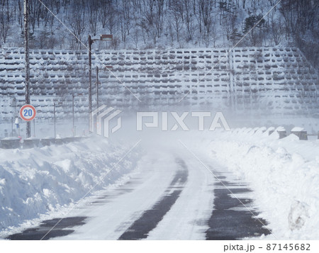 2月（冬） 味噌川ダム天端の道路で発生した、強風による雪煙 長野県 87145682