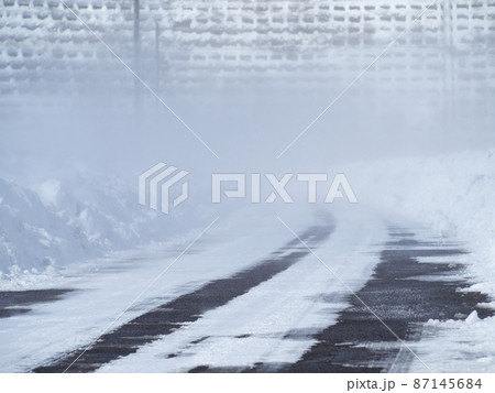 2月(冬) 味噌川ダム天端の道路で発生した、強風による雪煙 長野県 2月(冬) 味噌川ダム天端の道路で発生した、強風による雪煙 長野県 87145684