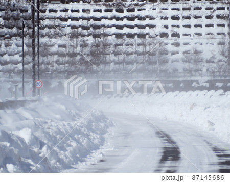 2月（冬） 味噌川ダム天端の道路で発生した、強風による雪煙 長野県 87145686