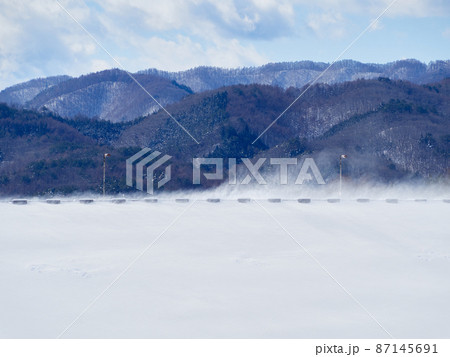 2月（冬） 味噌川ダム天端で発生した、強風による雪煙を貯水池側から見る 長野県 87145691